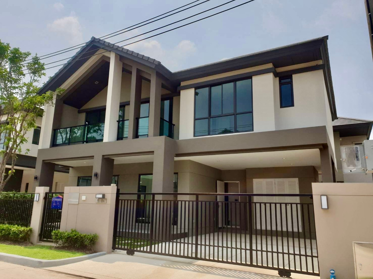 For SaleHousePattanakan, Srinakarin : For Sale: 2-Storey Luxury Detached Home at Bangkok Boulevard Rama 9 Elegant Classic Design | Fully Built-in & Furnished | Prime Krungthep Kreetha Location