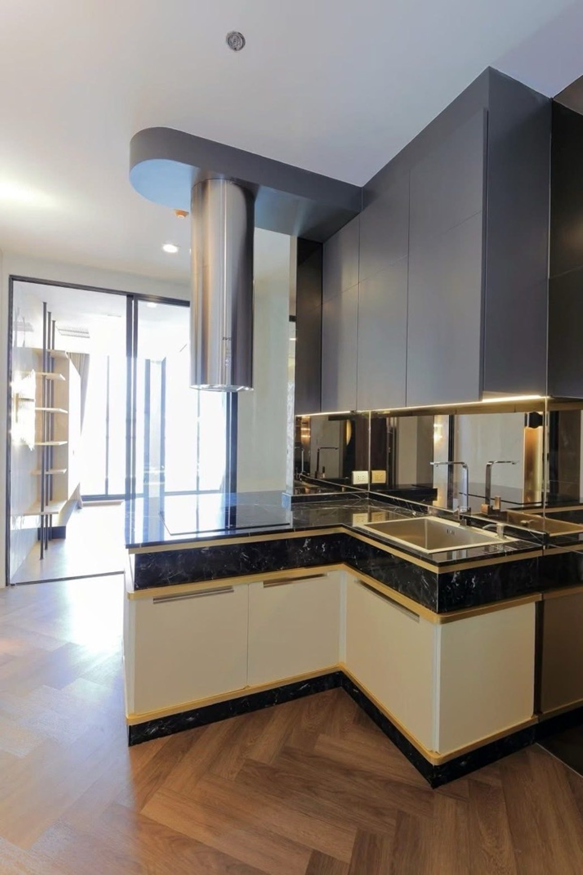 ขายคอนโดวิทยุ ชิดลม หลังสวน : ขาย Noble Ploenchit ห้องหรู Private Lift ชั้น 26 วิวเมือง ติด BTS Phloen Chit Station (เชื่อม Skywalk เข้าโครงการได้เลย)