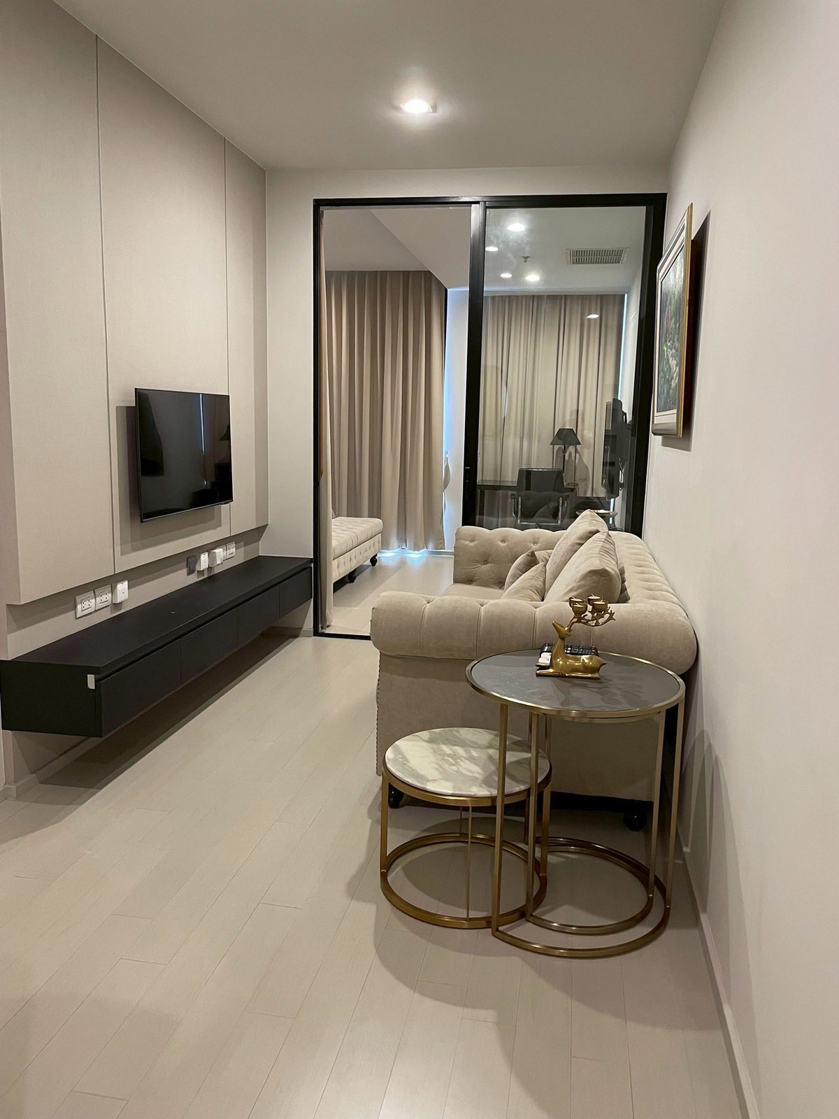 For RentCondoWitthayu, Chidlom, Langsuan, Ploenchit : Condo for rent: Noble Ploenchit, next to BTS Ploenchit, convenient travel, complete with furniture and electrical appliances. You can move in right away.