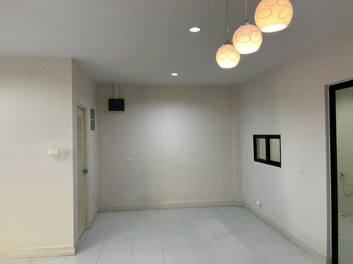 For SaleTownhomePathum Thani,Rangsit, Thammasat : 2-story townhome for sale, corner unit, I-Design, Lam Luk Ka, Khlong 3, area 42.6 sq m, 3 bedrooms, 4 parking spaces, near BTS Khu Khot, Lam Luk Ka, Pathum Thani.