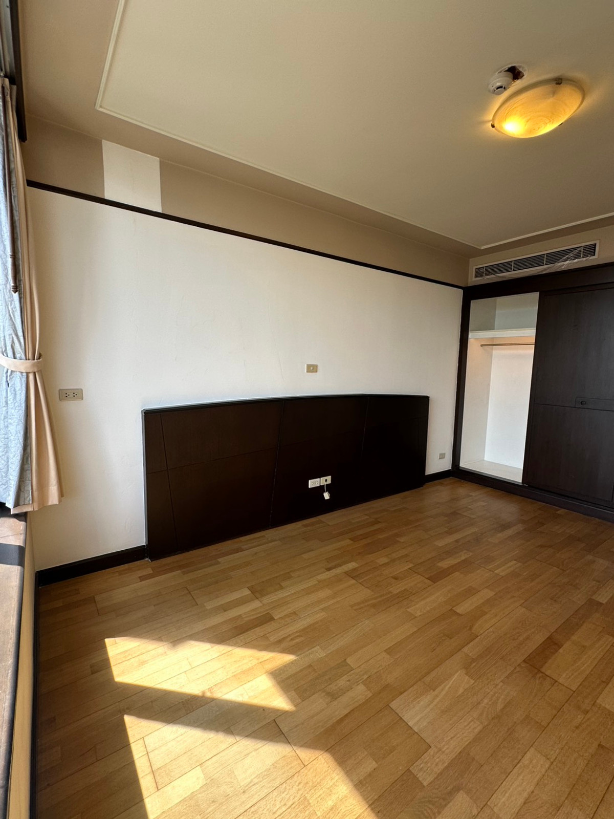 For SaleCondoWitthayu, Chidlom, Langsuan, Ploenchit : All Season Mansion / Large-size condo at a great price, near BTS Phloen Chit, with access from both Wireless Road and Ruamrudee. / 2 bed 137 sq.m.Tel. 0937890899