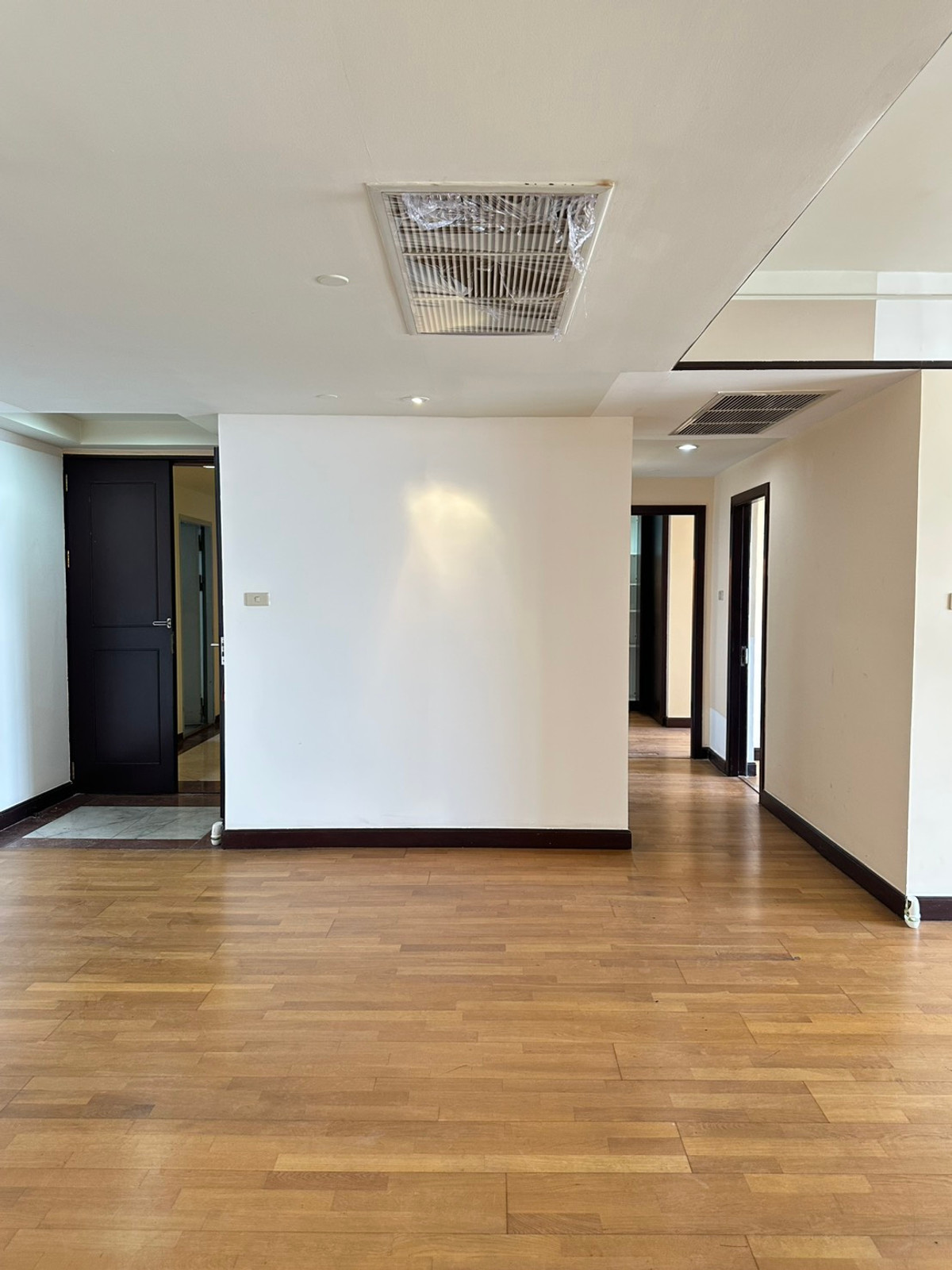 For SaleCondoWitthayu, Chidlom, Langsuan, Ploenchit : All Season Mansion / Large-size condo at a great price, near BTS Phloen Chit, with access from both Wireless Road and Ruamrudee. / 2 bed 137 sq.m.Tel. 0937890899