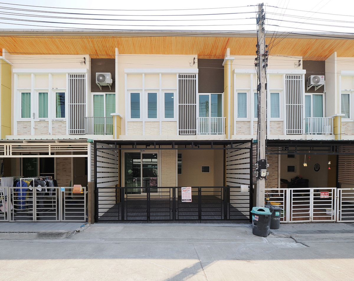 For SaleTownhomeRama 2, Bang Khun Thian : Special price for sale, 2-story townhouse, Golden Town Village, Project 2, size 19.2 sq m, 4 bedrooms, 2 bathrooms, wide front house. Excellent home functions Newly renovated throughout, complete with furniture, ready to move in immediately. [Rama 2-Phant