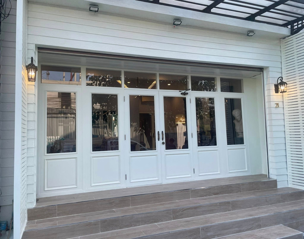 For RentHome OfficePattanakan, Srinakarin : Home office for rent, 3 floors, location next to the main road. Krungthep Kreetha 7 Road, fully air conditioned, 5 bedrooms, 3 bathrooms. Monthly rental price 50,000 baht/month