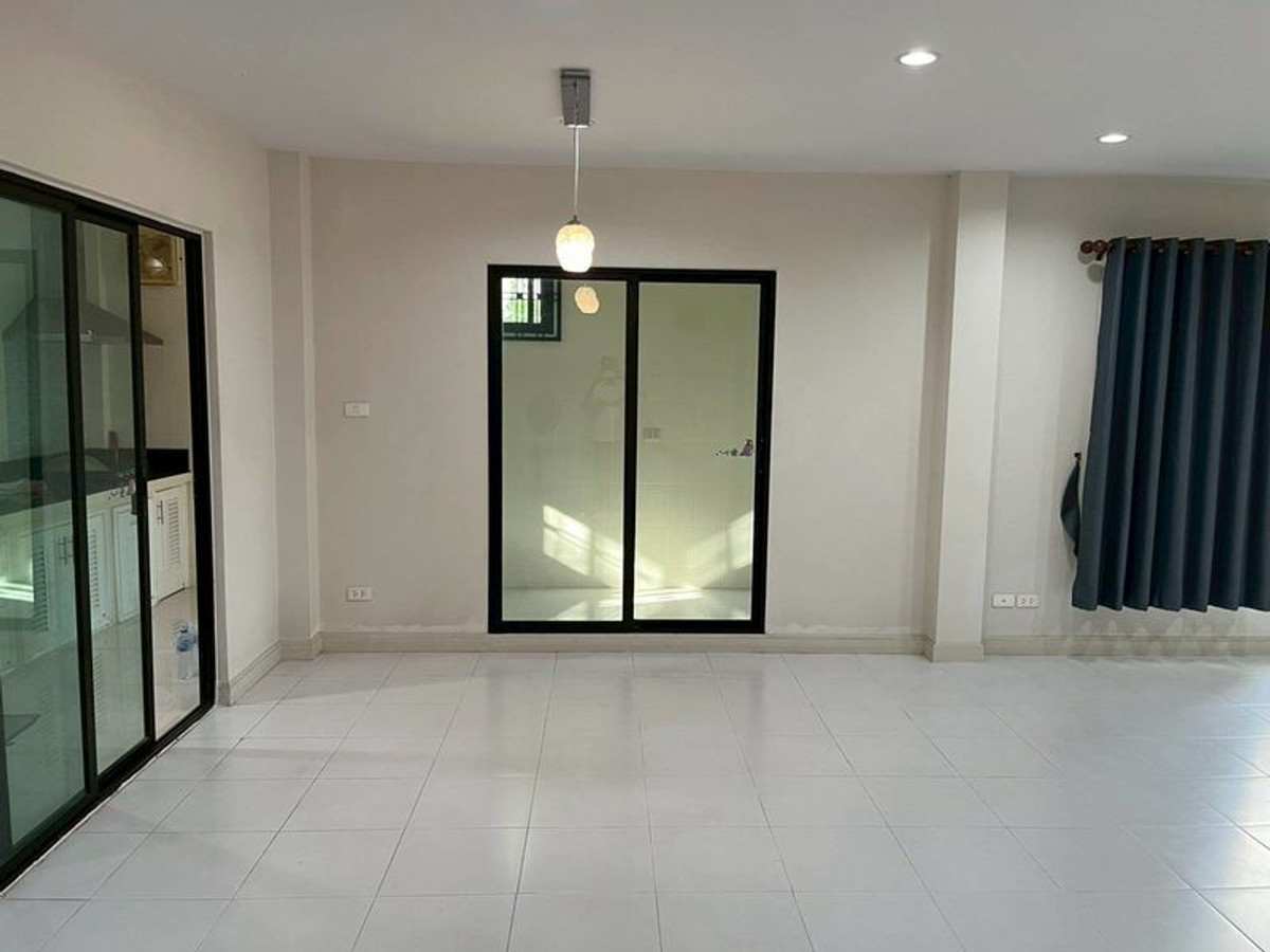 For SaleTownhomePathum Thani,Rangsit, Thammasat : 2-story townhome for sale, corner unit, I-Design, Lam Luk Ka, Khlong 3, area 42.6 sq m, 3 bedrooms, 4 parking spaces, near BTS Khu Khot, Lam Luk Ka, Pathum Thani.