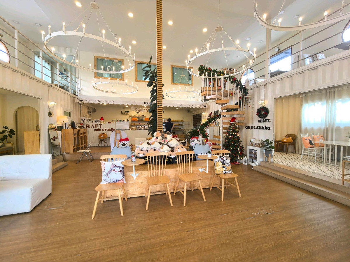 For RentRetail SpacePinklao, Charansanitwong : ✨ Shop space / cafe / restaurant / studio for rent 📐 230 sq m. | 2 floors, near Thonburi Fresh Market.