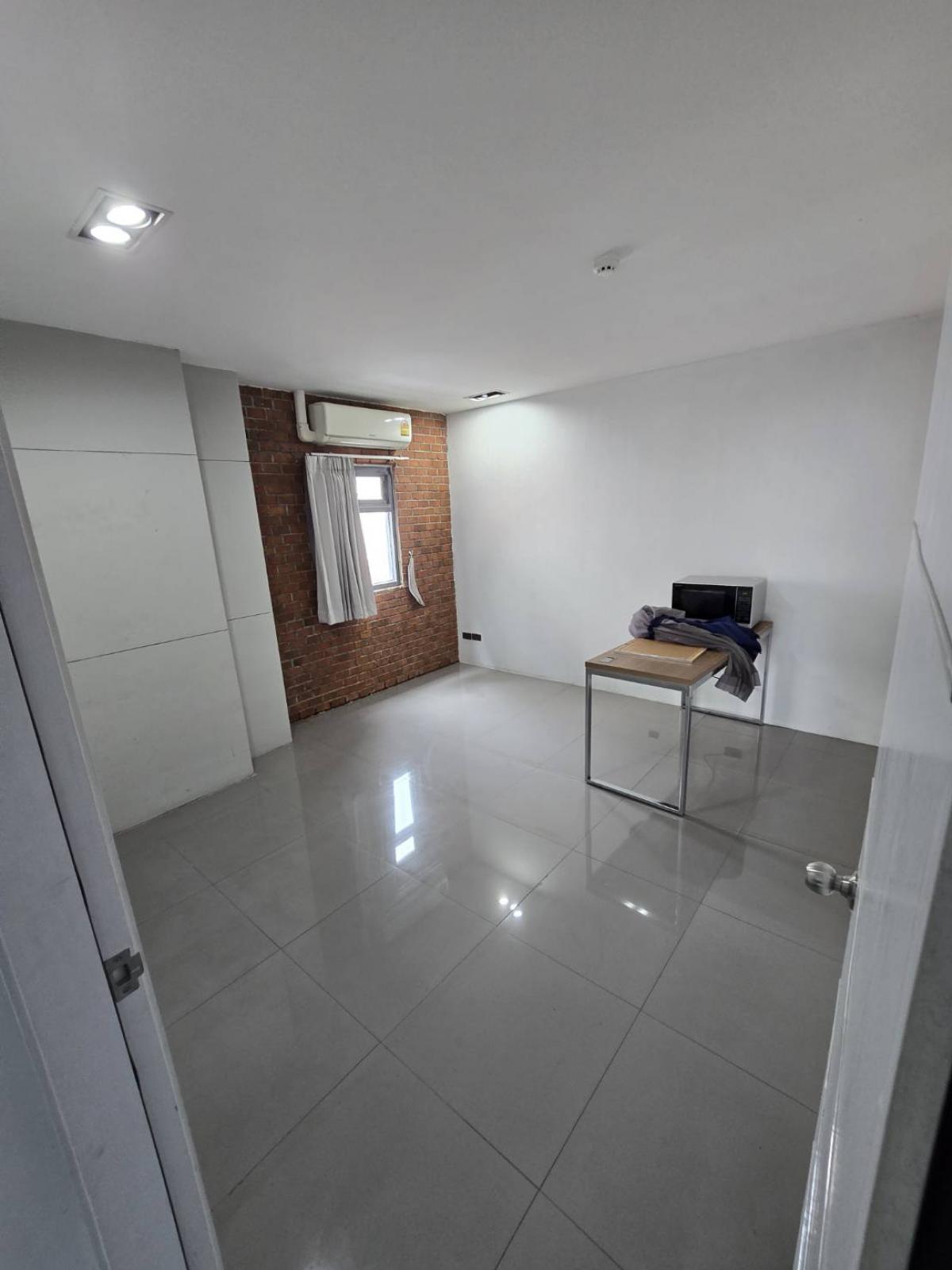 ขายอาคารพาณิชย์สุขุมวิท อโศก ทองหล่อ : 28/02/2026, ลงทุนใจกลางเอกมัย อาคารสำนักงานสุดหรู 2200 ตรม. 
พร้อมห้องพัก 11 ห้อง ราคาเพียง 145 ล้านเท่านั้น!