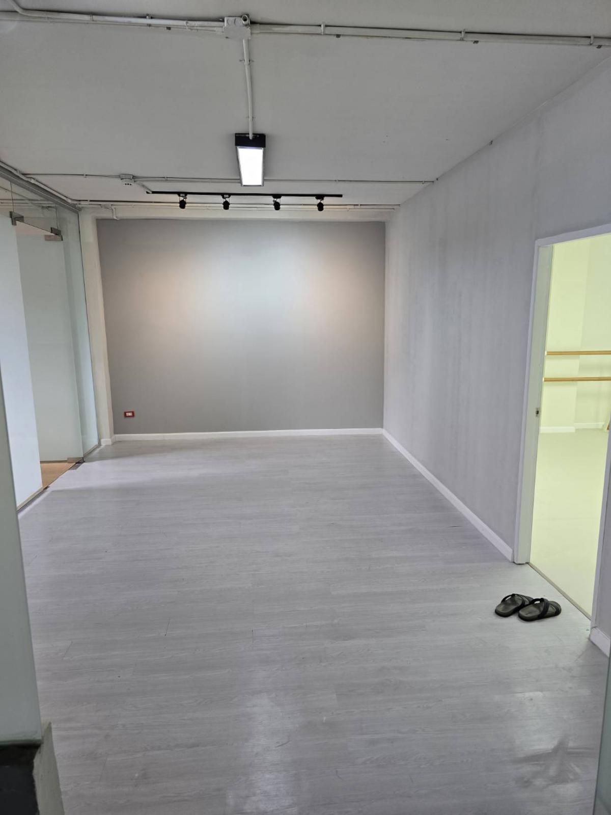 ขายอาคารพาณิชย์สุขุมวิท อโศก ทองหล่อ : 28/02/2026, ลงทุนใจกลางเอกมัย อาคารสำนักงานสุดหรู 2200 ตรม. 
พร้อมห้องพัก 11 ห้อง ราคาเพียง 145 ล้านเท่านั้น!