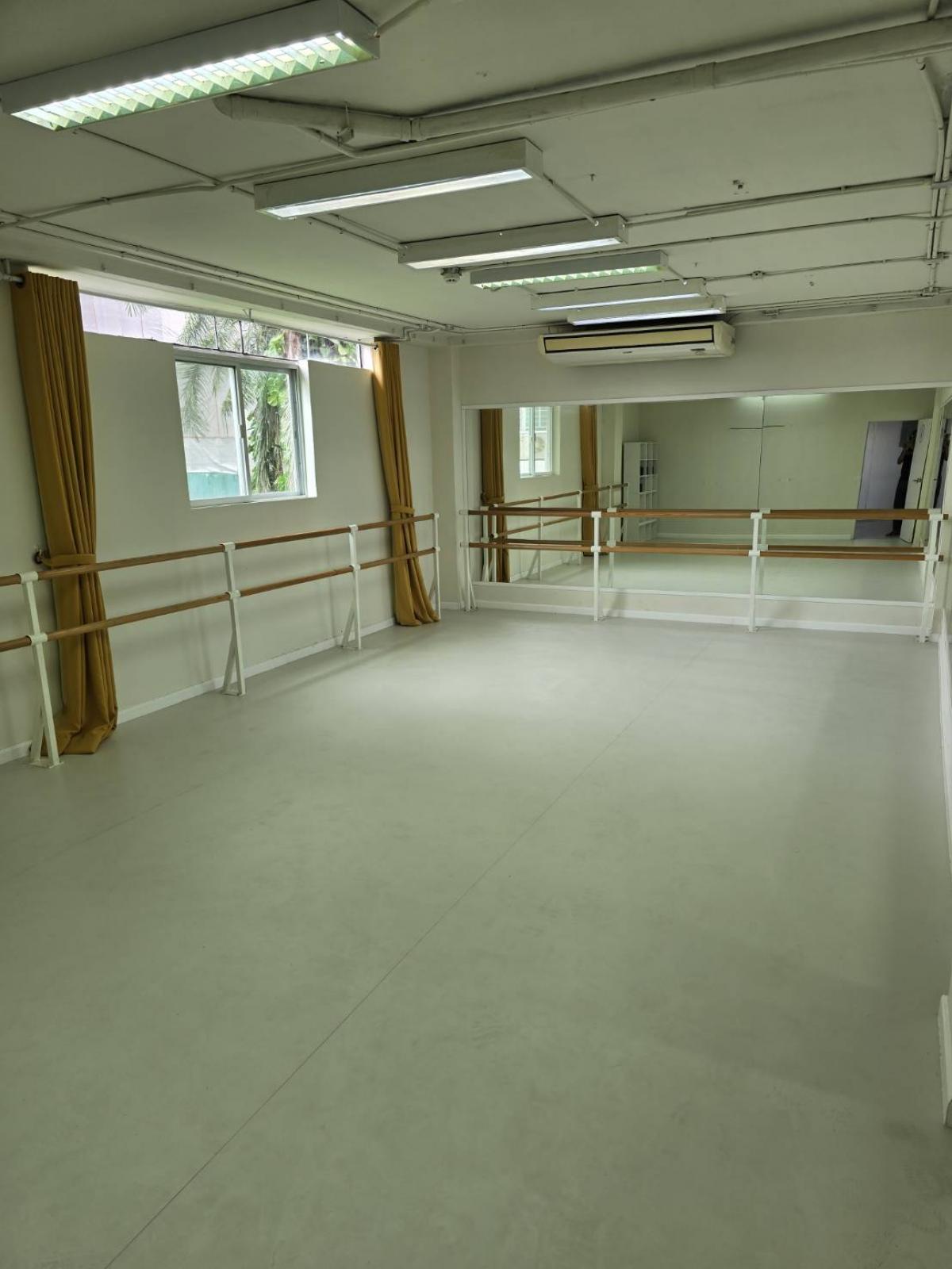 ขายอาคารพาณิชย์สุขุมวิท อโศก ทองหล่อ : 28/02/2026, ลงทุนใจกลางเอกมัย อาคารสำนักงานสุดหรู 2200 ตรม. 
พร้อมห้องพัก 11 ห้อง ราคาเพียง 145 ล้านเท่านั้น!