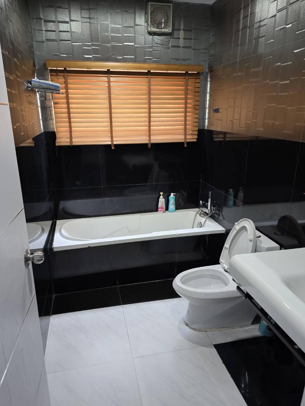 ขายอาคารพาณิชย์สุขุมวิท อโศก ทองหล่อ : 28/02/2026, ลงทุนใจกลางเอกมัย อาคารสำนักงานสุดหรู 2200 ตรม. 
พร้อมห้องพัก 11 ห้อง ราคาเพียง 145 ล้านเท่านั้น!