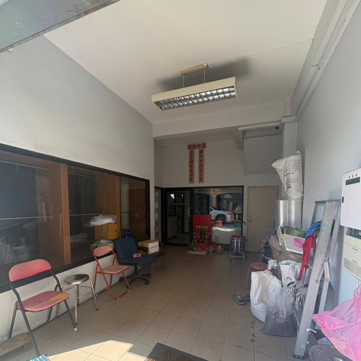 For RentShop HouseSathorn, Narathiwat : 12/02/2026, The best prime location in Sathorn. Hurry and reserve the Shophouse 386 sq m. A golden opportunity to invest or live. 
Special price for rent 70,000 baht per month, close to the BTS, in the heart of business.