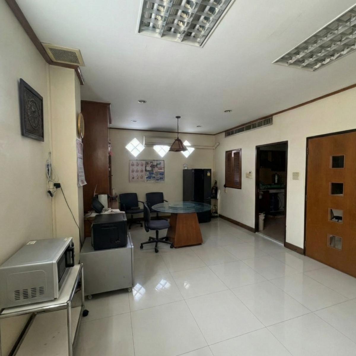 For RentShop HouseSathorn, Narathiwat : 12/02/2026, The best prime location in Sathorn. Hurry and reserve the Shophouse 386 sq m. A golden opportunity to invest or live. 
Special price for rent 70,000 baht per month, close to the BTS, in the heart of business.