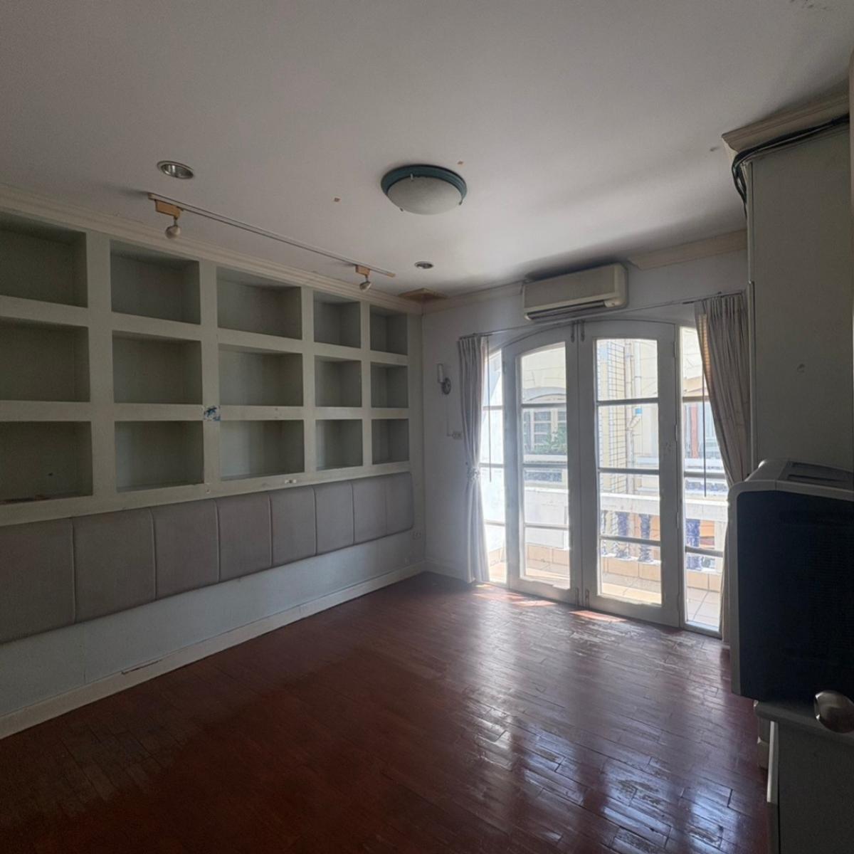 For RentShop HouseSathorn, Narathiwat : 12/02/2026, The best prime location in Sathorn. Hurry and reserve the Shophouse 386 sq m. A golden opportunity to invest or live. 
Special price for rent 70,000 baht per month, close to the BTS, in the heart of business.