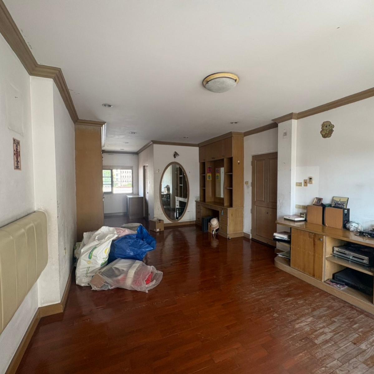 For RentShop HouseSathorn, Narathiwat : 12/02/2026, The best prime location in Sathorn. Hurry and reserve the Shophouse 386 sq m. A golden opportunity to invest or live. 
Special price for rent 70,000 baht per month, close to the BTS, in the heart of business.