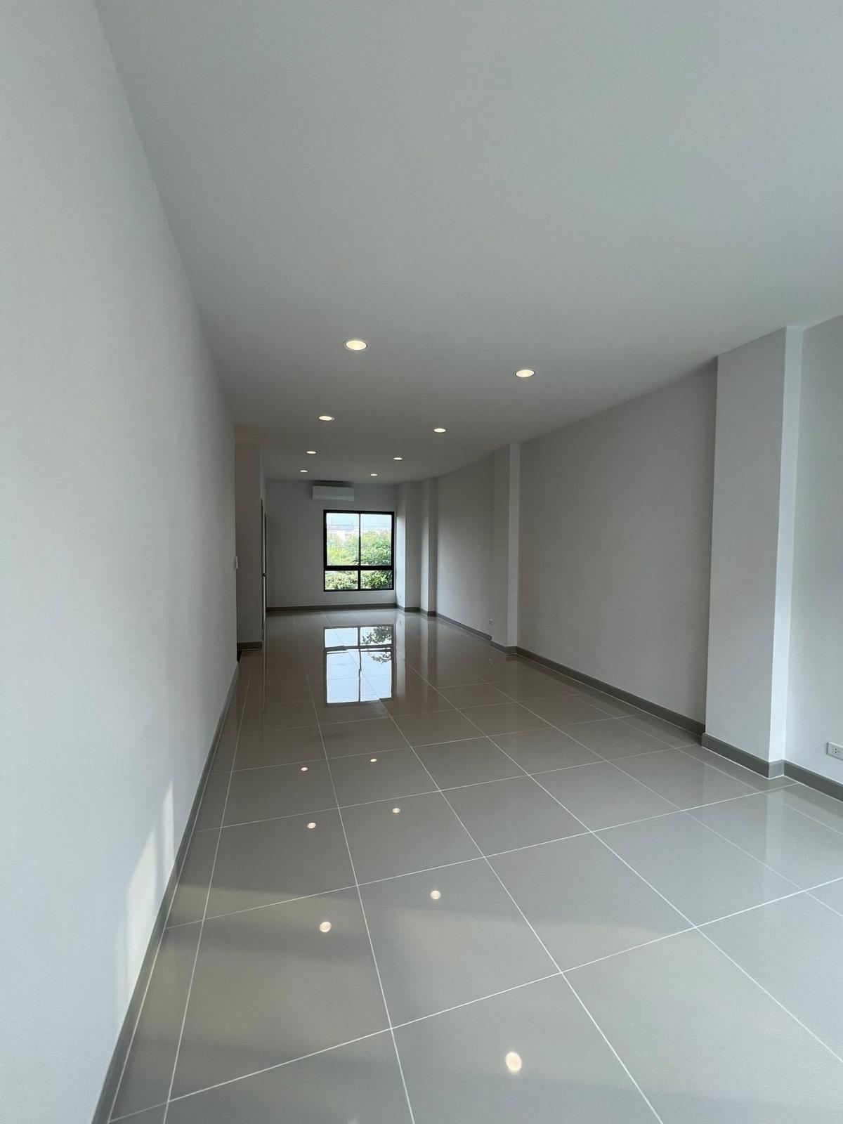 ให้เช่าสำนักงานนวมินทร์ รามอินทรา : 28/02/2026, บ้านหรู 3 ห้องนอน 4 ห้องน้ำ 240 ตร.ม. ใจกลางรามอินทรา 
เช่าหรือซื้อ พร้อมเข้าอยู่ ราคาโดนใจ เริ่มต้นวันนี้!