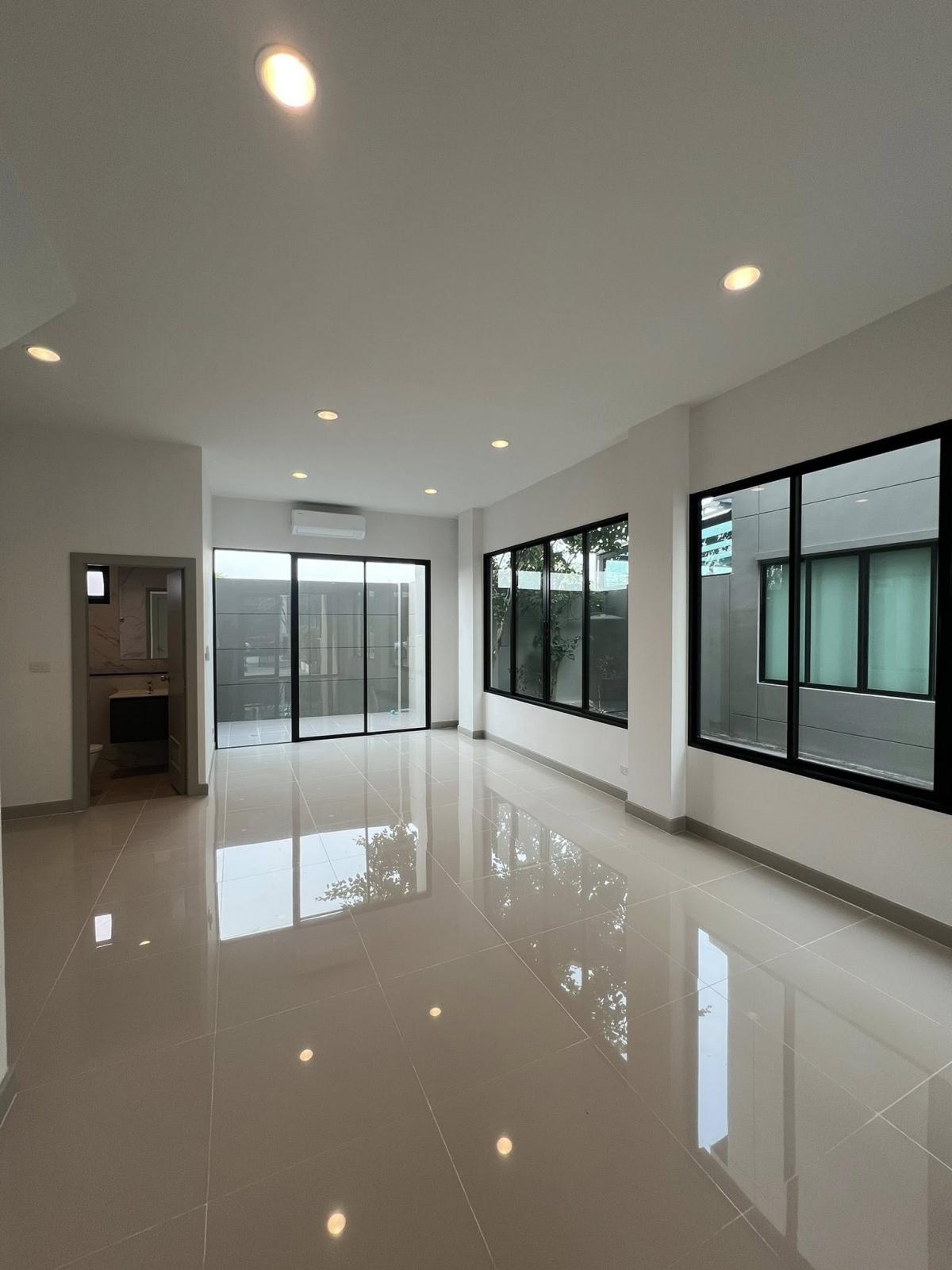 ให้เช่าสำนักงานนวมินทร์ รามอินทรา : 28/02/2026, บ้านหรู 3 ห้องนอน 4 ห้องน้ำ 240 ตร.ม. ใจกลางรามอินทรา 
เช่าหรือซื้อ พร้อมเข้าอยู่ ราคาโดนใจ เริ่มต้นวันนี้!