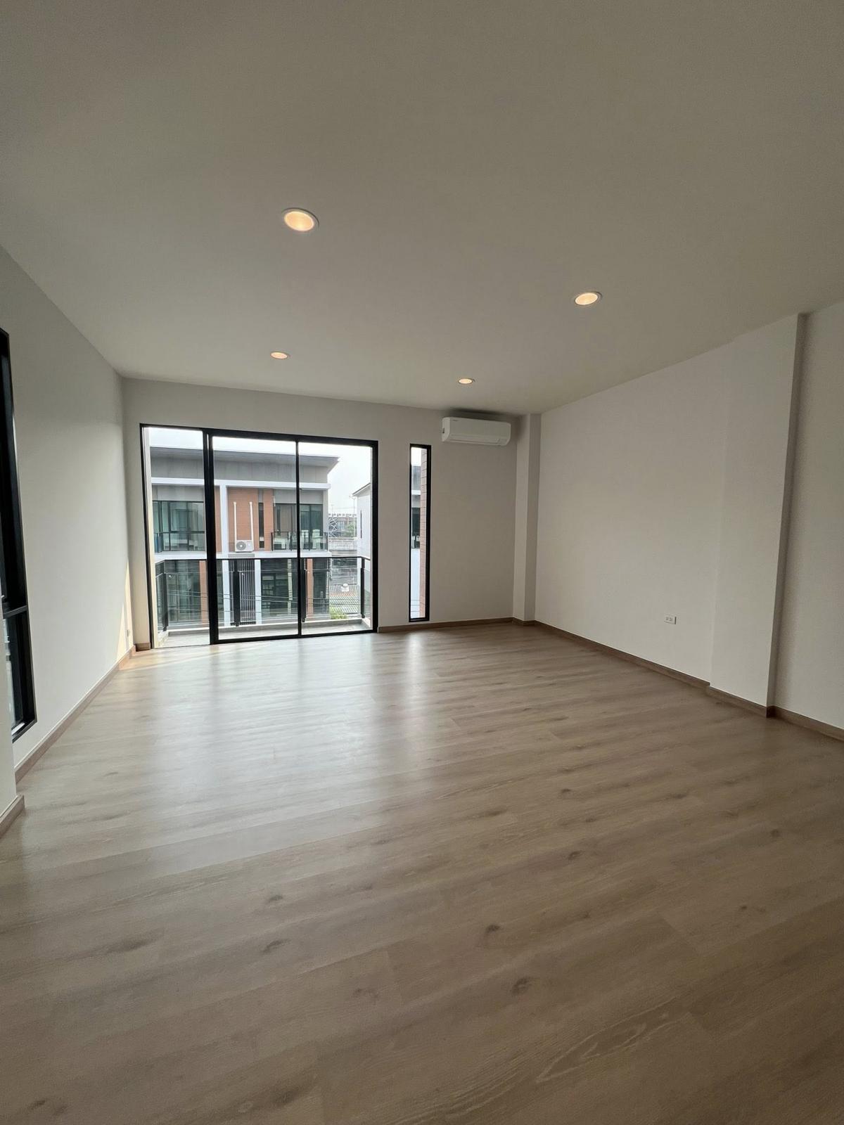 ให้เช่าสำนักงานนวมินทร์ รามอินทรา : 28/02/2026, บ้านหรู 3 ห้องนอน 4 ห้องน้ำ 240 ตร.ม. ใจกลางรามอินทรา 
เช่าหรือซื้อ พร้อมเข้าอยู่ ราคาโดนใจ เริ่มต้นวันนี้!