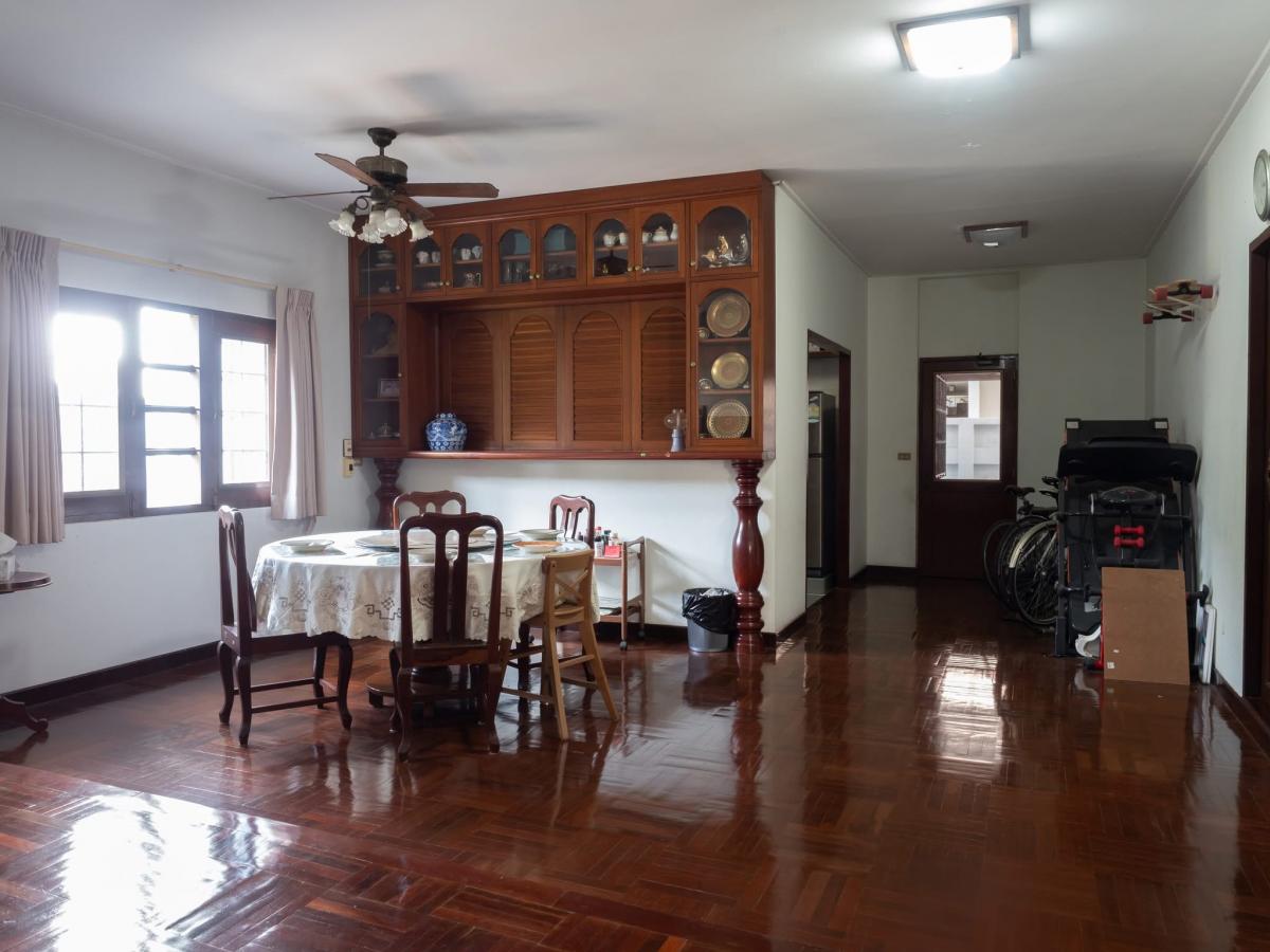 ขายบ้านลาดพร้าว เซ็นทรัลลาดพร้าว : 28/02/2026, บ้านหรู 5 นอน 6 น้ำ 256 ตร.ว. ใกล้สนามกอล์ฟนวธานี ลด 6 ล้าน พร้อมโอน 
บ้านใหญ่ใจกลางลาดพร้าว พร้อมห้องทำงาน จอดรถในร่ม 7 คัน ครบฟังก์ชัน