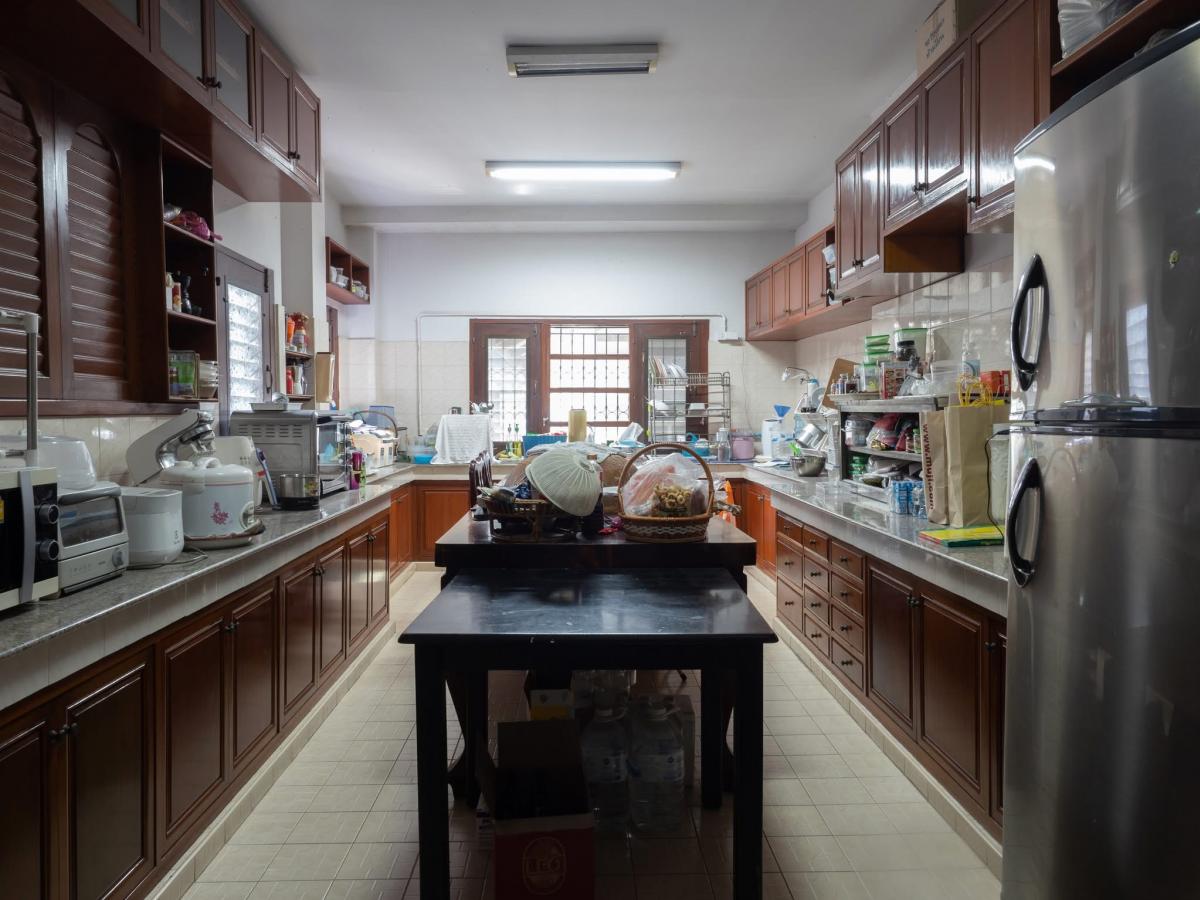 ขายบ้านลาดพร้าว เซ็นทรัลลาดพร้าว : 28/02/2026, บ้านหรู 5 นอน 6 น้ำ 256 ตร.ว. ใกล้สนามกอล์ฟนวธานี ลด 6 ล้าน พร้อมโอน 
บ้านใหญ่ใจกลางลาดพร้าว พร้อมห้องทำงาน จอดรถในร่ม 7 คัน ครบฟังก์ชัน