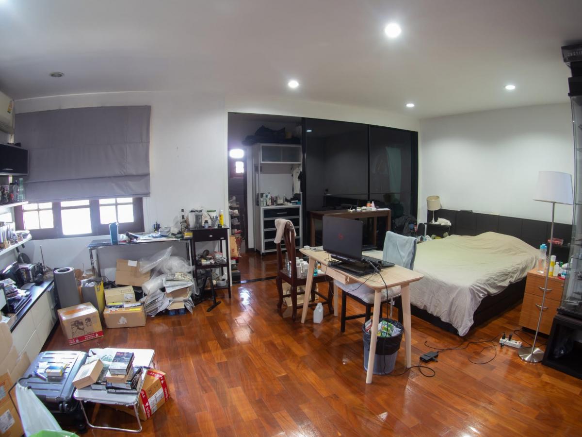 ขายบ้านลาดพร้าว เซ็นทรัลลาดพร้าว : 28/02/2026, บ้านหรู 5 นอน 6 น้ำ 256 ตร.ว. ใกล้สนามกอล์ฟนวธานี ลด 6 ล้าน พร้อมโอน 
บ้านใหญ่ใจกลางลาดพร้าว พร้อมห้องทำงาน จอดรถในร่ม 7 คัน ครบฟังก์ชัน