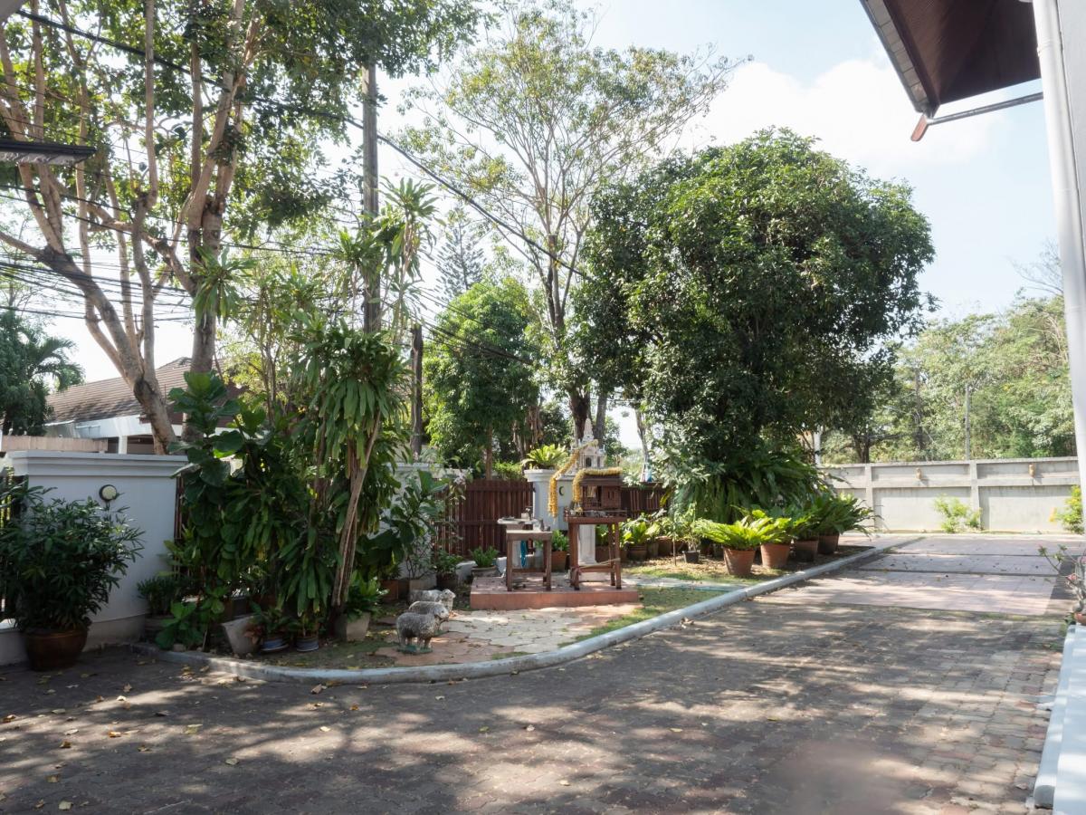 ขายบ้านลาดพร้าว เซ็นทรัลลาดพร้าว : 28/02/2026, บ้านหรู 5 นอน 6 น้ำ 256 ตร.ว. ใกล้สนามกอล์ฟนวธานี ลด 6 ล้าน พร้อมโอน 
บ้านใหญ่ใจกลางลาดพร้าว พร้อมห้องทำงาน จอดรถในร่ม 7 คัน ครบฟังก์ชัน