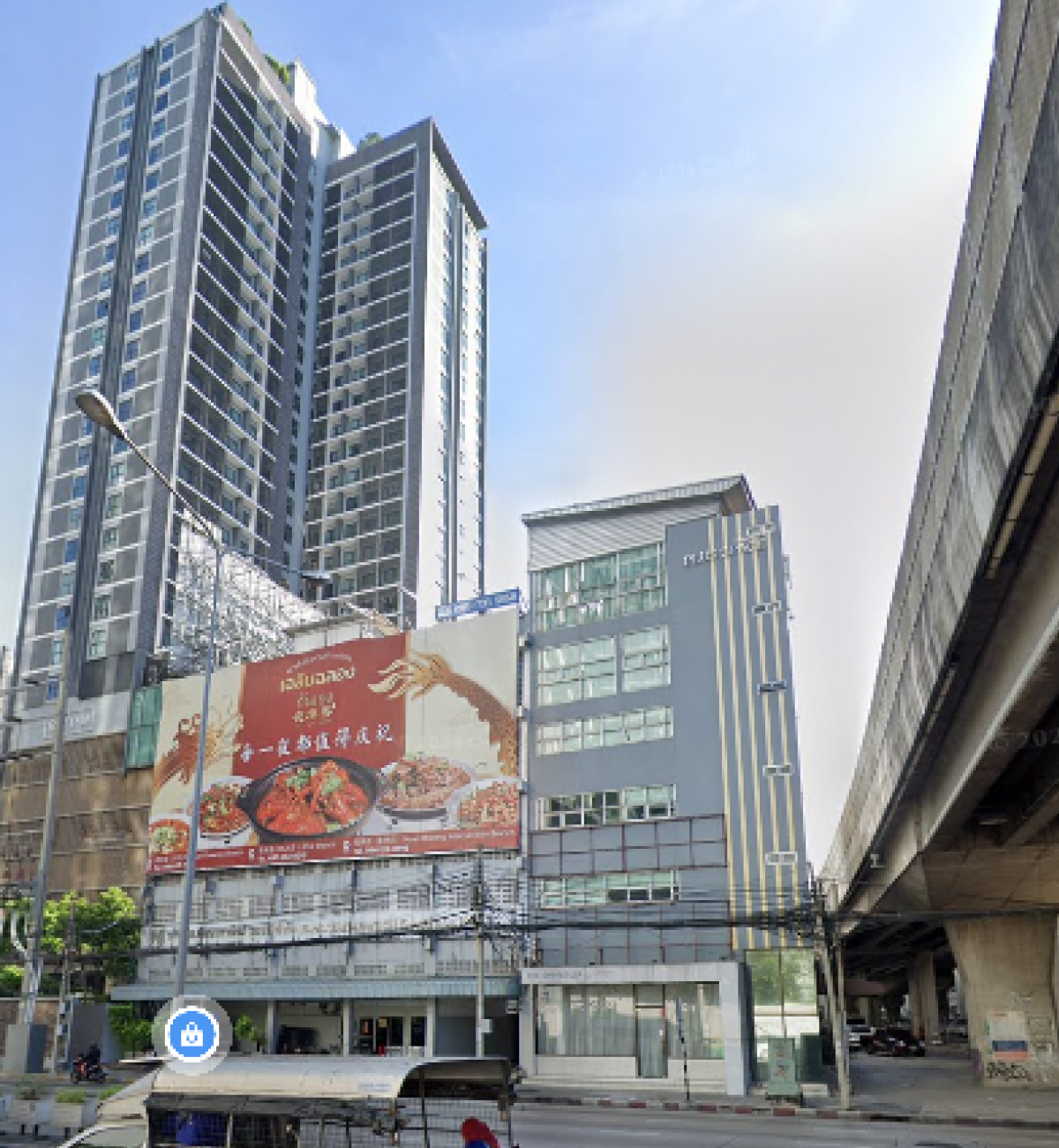 For RentOfficeSukhumvit, Asoke, Thonglor : 12/02/2026, Luxury house, 5 bedrooms, 700 sq m, in the heart of Asoke. 
Rent price only 420,000 baht/month, next to the main road, convenient to travel.