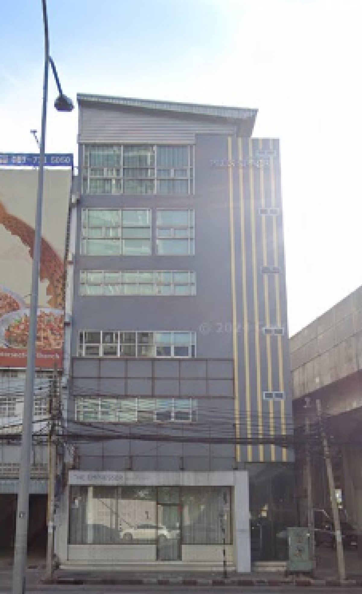 For RentOfficeSukhumvit, Asoke, Thonglor : 12/02/2026, Luxury house, 5 bedrooms, 700 sq m, in the heart of Asoke. 
Rent price only 420,000 baht/month, next to the main road, convenient to travel.