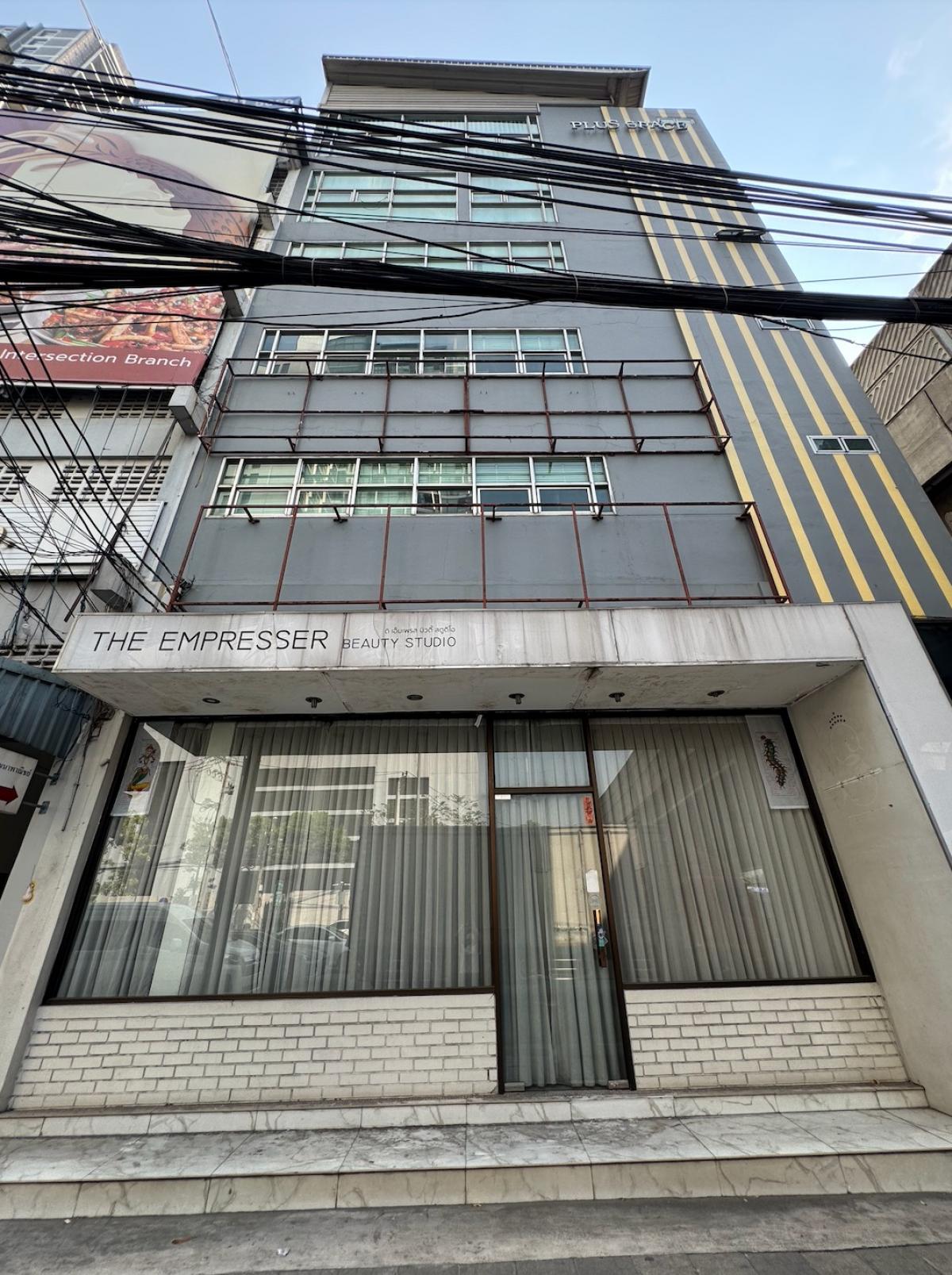 For RentOfficeSukhumvit, Asoke, Thonglor : 12/02/2026, Luxury house, 5 bedrooms, 700 sq m, in the heart of Asoke. 
Rent price only 420,000 baht/month, next to the main road, convenient to travel.