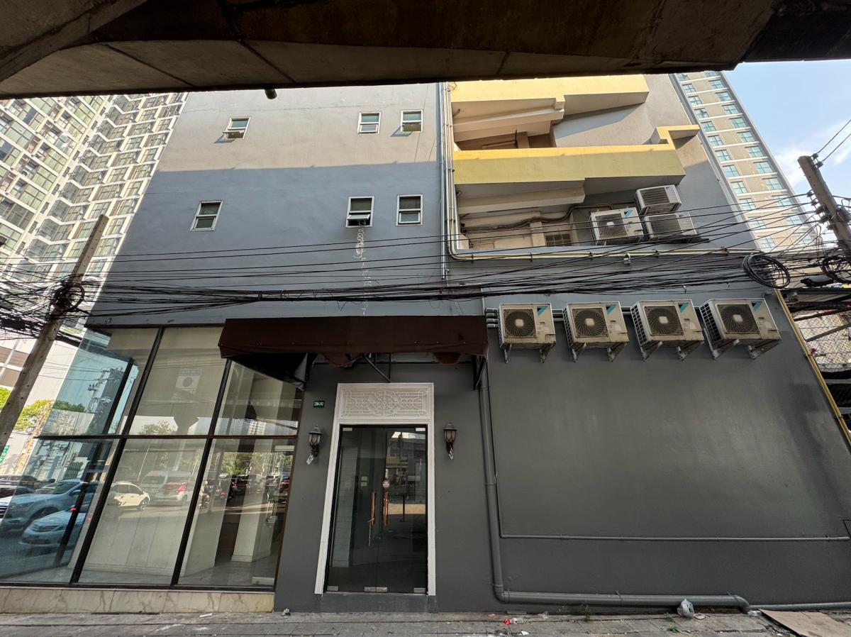 For RentOfficeSukhumvit, Asoke, Thonglor : 12/02/2026, Luxury house, 5 bedrooms, 700 sq m, in the heart of Asoke. 
Rent price only 420,000 baht/month, next to the main road, convenient to travel.