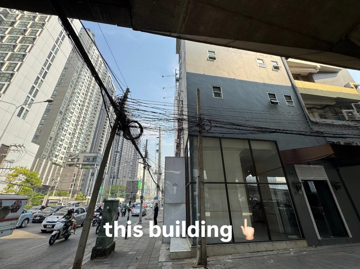 For RentOfficeSukhumvit, Asoke, Thonglor : 12/02/2026, Luxury house, 5 bedrooms, 700 sq m, in the heart of Asoke. 
Rent price only 420,000 baht/month, next to the main road, convenient to travel.