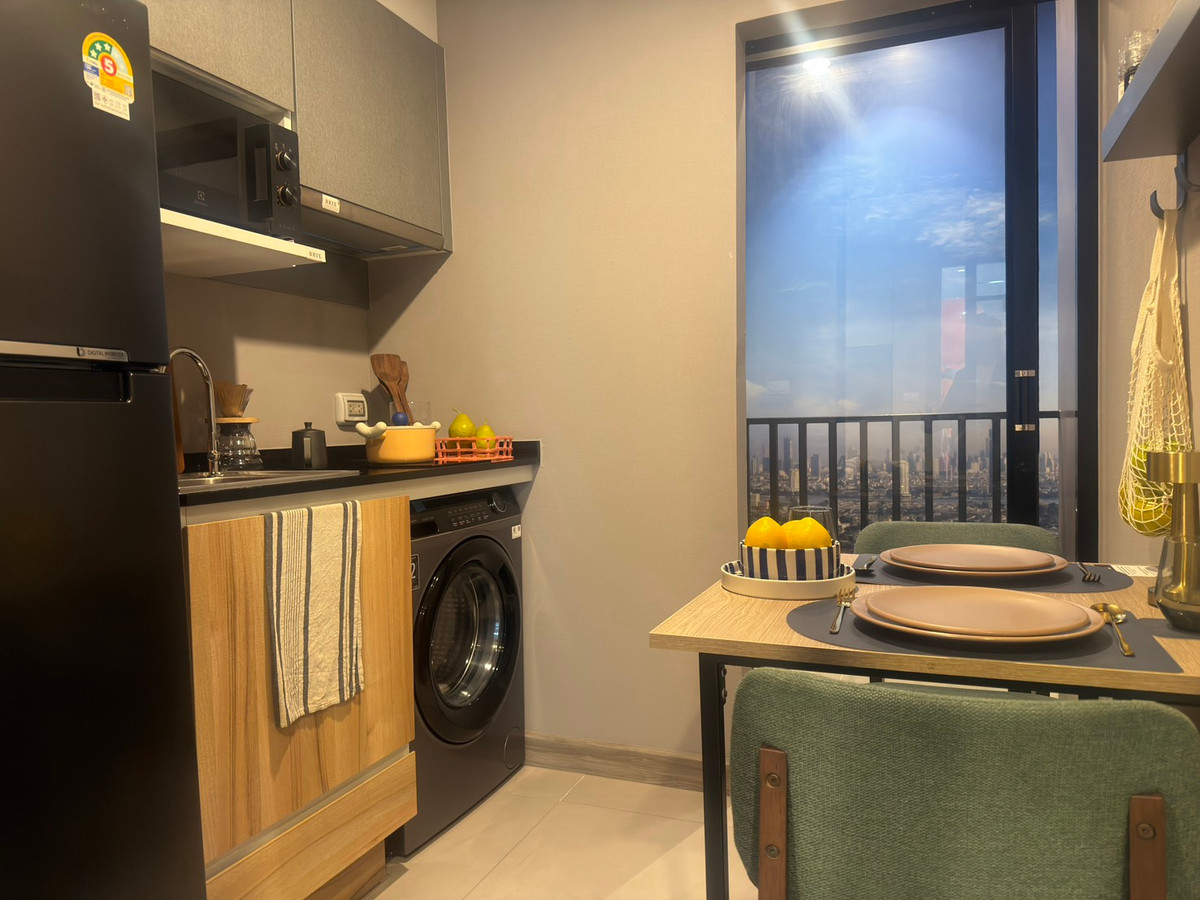 Sale DownCondoRathburana, Suksawat : Selling down payment, Brix Pracha Uthit project, next to the main road, pool view, the most beautiful room in the project.