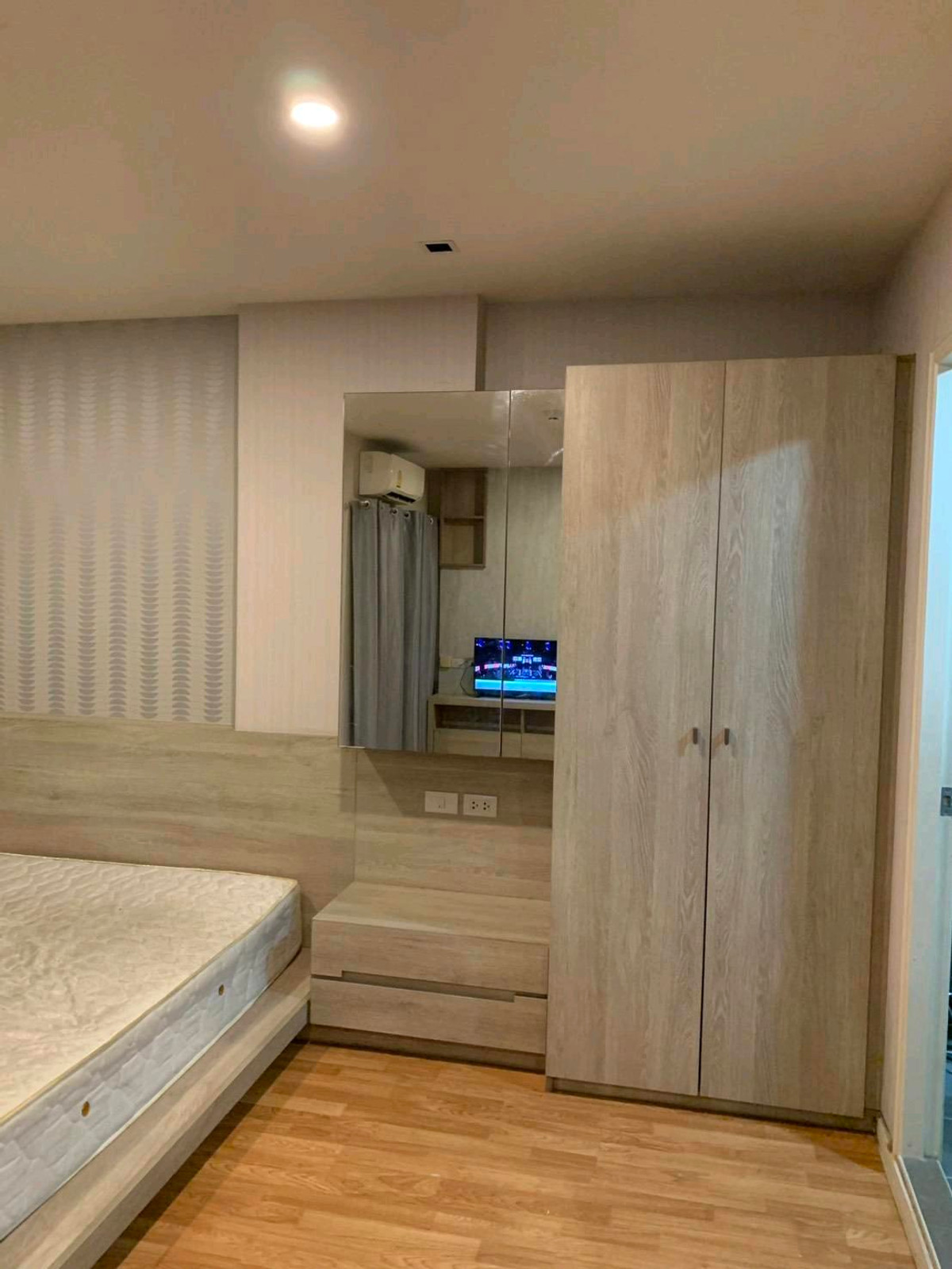 For RentCondoSamut Prakan,Samrong : ✨ Good location, convenient travel, easy to enter the city, cute price, ready to move in immediately 🚆 near BTS Bearing and BTS Samrong.