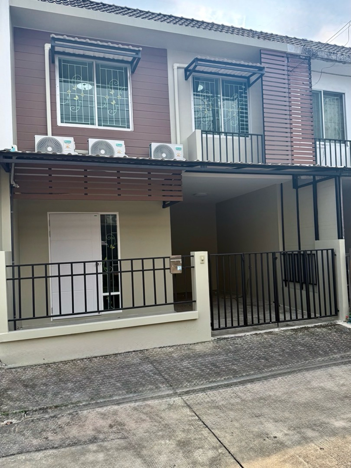 For RentTownhomeKaset Nawamin,Ladplakao : Townhome for rent, Areeya Color 1, Lat Pla Khao, near The Jas Ramintra, just 5 minutes.
