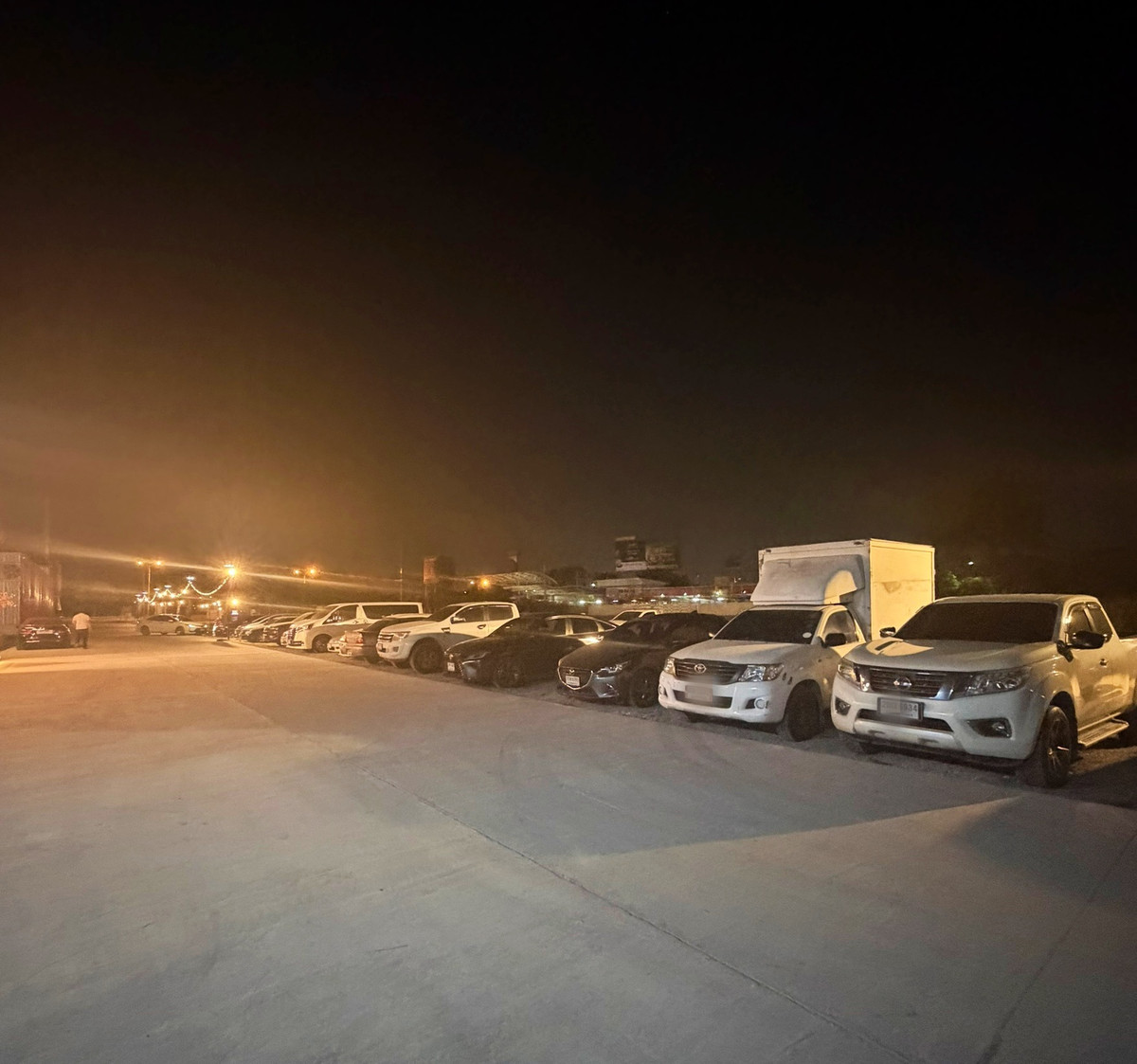 เซ้งร้านค้า/ตลาดนัดปทุมธานี รังสิต ธรรมศาสตร์ : เซ้ง ร้านนั่งชิว-ดนตรีสด-ผับ รังสิต คลอง4 ตัวอาคารเห็นชัด ติดถนนใหญ่ มีที่จอดรถเยอะ