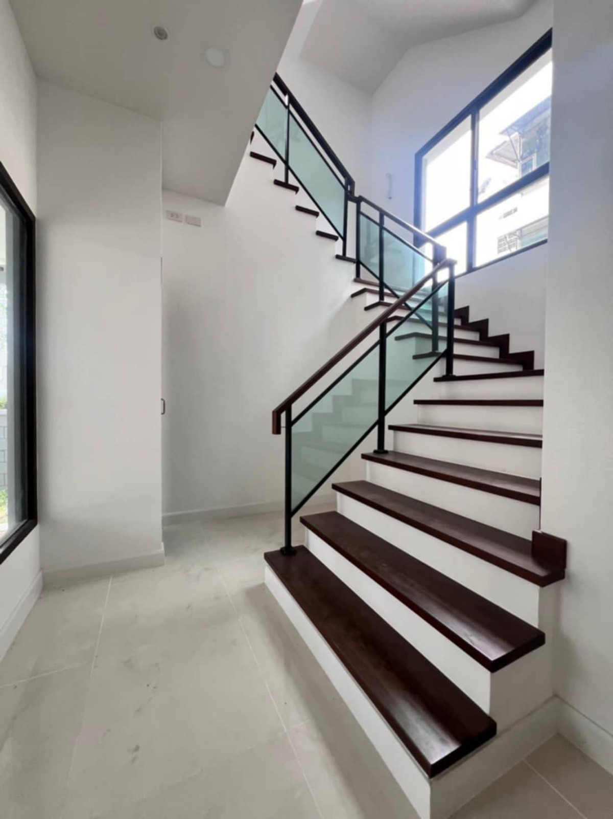 ให้เช่าบ้านลาดพร้าว101 แฮปปี้แลนด์ : บ้านเดี่ยวพร้อมให้เช่า รายล้อมด้วยโรงเรียนนานาชาติ ใกล้จุดขึ้นทางด่วนเพียง 10 นาที 🏫