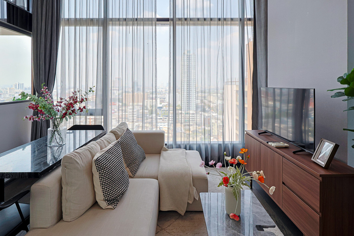 For RentCondoRatchathewi,Phayathai : For Rent Sun Set view🌥️ that I see every day!! Airy corner room, 2 floors, correct direction according to Feng Shui principles💫