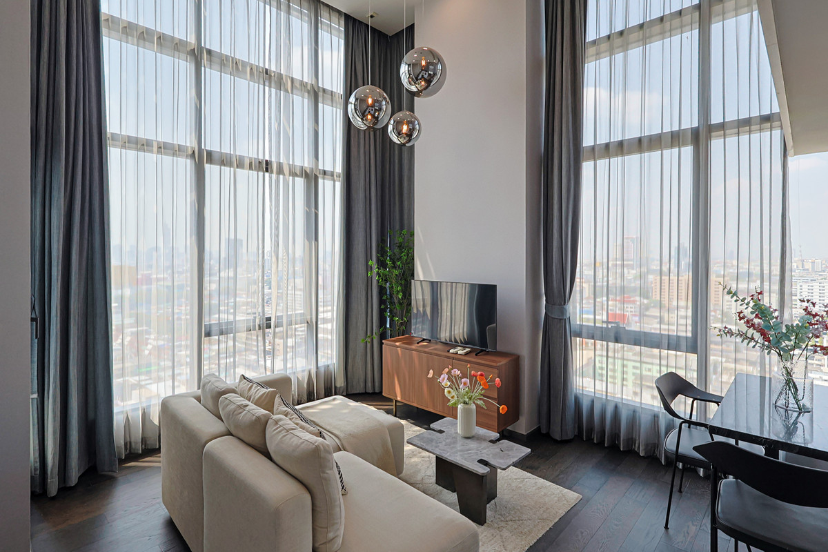 For RentCondoRatchathewi,Phayathai : For Rent Duplex ⬆️High ceilings, beautiful light all day. 🔥The room I already live in doesnt want to go back to the original condo.