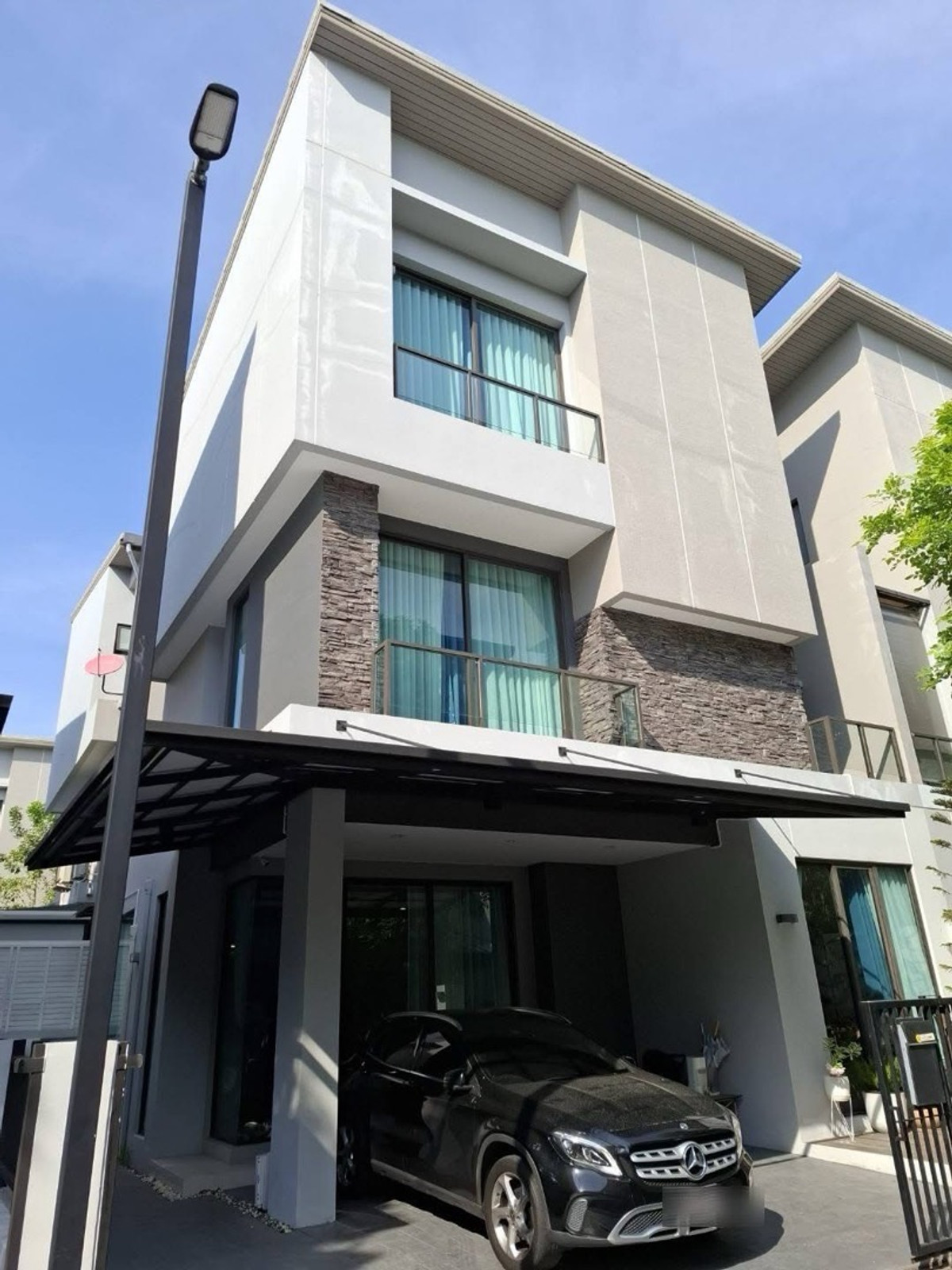 ให้เช่าเลียบทางด่วนรามอินทรา : บ้านแฝด ตกแต่งพร้อมอยู่ เช่า 110,000 บาท