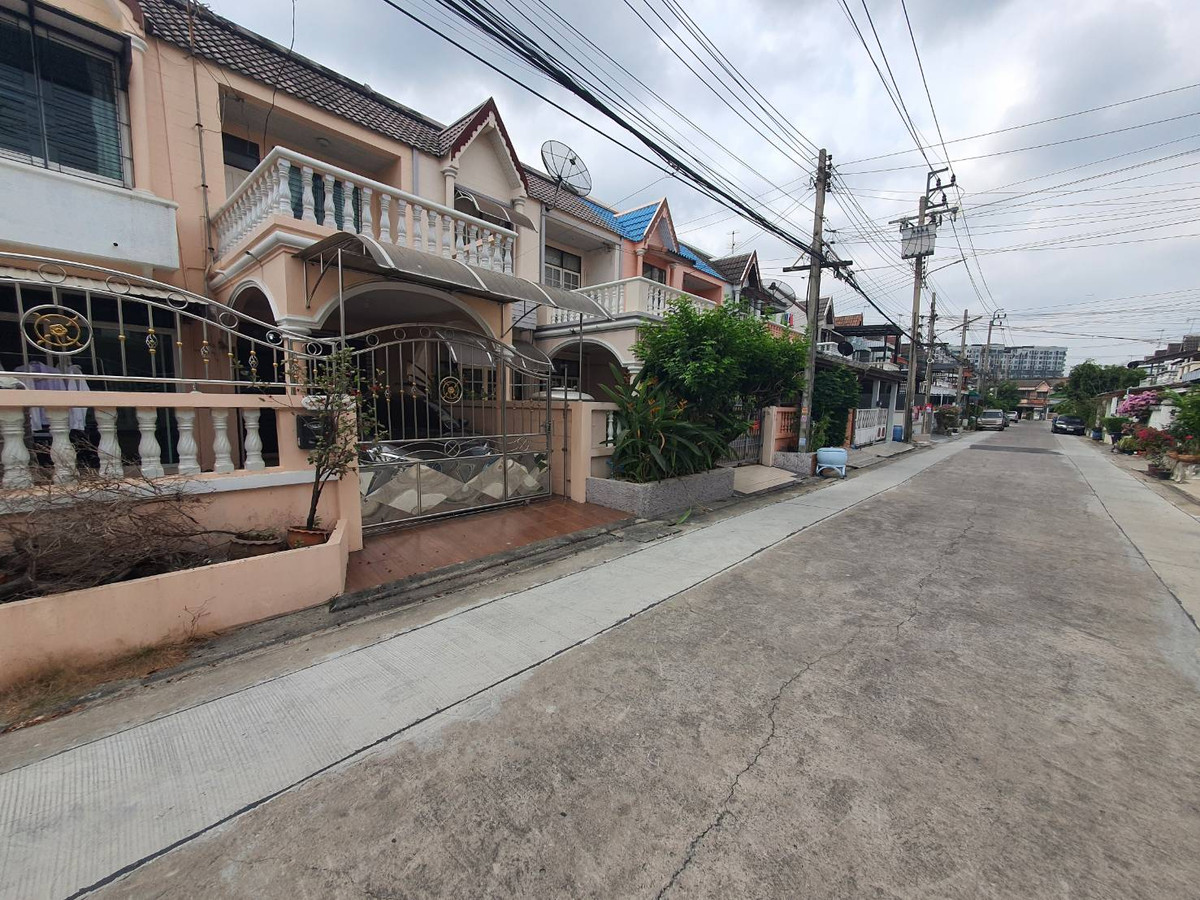 For SaleTownhomeVipawadee, Don Mueang, Lak Si : 2-story townhouse for sale, width 6.5 meters, Yu Charoen Village, Phahonyothin 50, Theparak, Saphan Mai, near Big C, BTS.