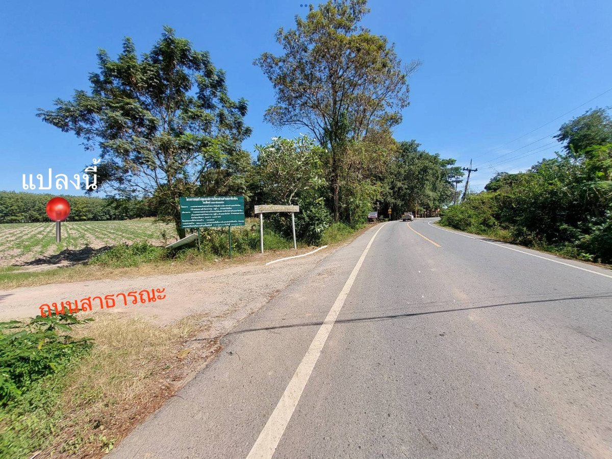 For SaleLandChachoengsao : Empty land for sale, 20 rai, Phanom Sarakham, Chachoengsao, EEC area, price per square meter less than a thousand. Accessible from both roads 304 and 331.