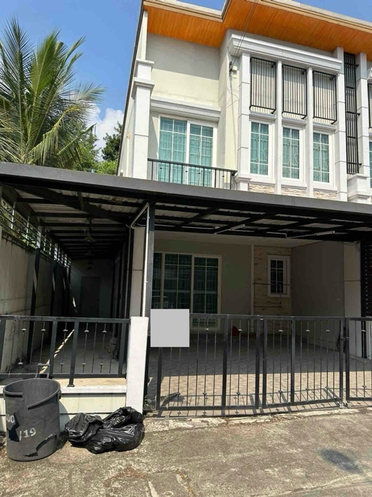 ขายทาวน์โฮมลาดกระบัง สุวรรณภูมิ : 🩷ขาย ทาวน์โฮม Golden town 2 บางนา สวนหลวง สภาพใหม่ เเทบไม่ได้อยู่  ขนาด 29.6 ตรว พื้นที่ใช้สอย 131 ตรม  ชั้น 1 มีห้องนอน ,1 ห้องนำ้ , 1 ครัว  , ชั้น 2 มี 3 ห้องนอน 2 ห้องนำ้ ขายเเถมเฟอร์ครบ เพียง 4.5 ล้าน เท่านั้น  🩷สนใจ line @900cqqhk tel 0859114585. 