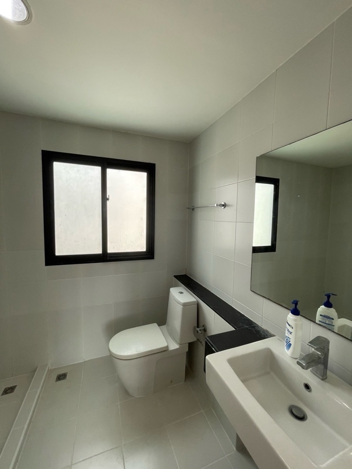 ขายทาวน์โฮมบางซื่อ วงศ์สว่าง เตาปูน : ขายทาวน์โฮม  flora  วงศ์สว่าง เฟอร์ครบ โครงการติดถนนใกล้สถานีรถไฟฟ้า