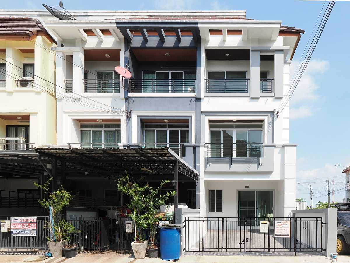 ขายทาวน์โฮมรามคำแหง หัวหมาก : ขายราคาพิเศษ ทาวน์โฮม 3 ชั้น ม.บ้านกลางเมือง 21.1 ตร.ว. 3นอน 3น้ำ บ้านสวยแปลงมุม ทำเลดีมาก ฟังชั่นดีเยี่ยม เฟอร์ครบ พื้นที่กว้าง รีโนเวทใหม่ พร้อมเข้าอยู่ได้ทันที [พระราม 9 - รามคำแหง]