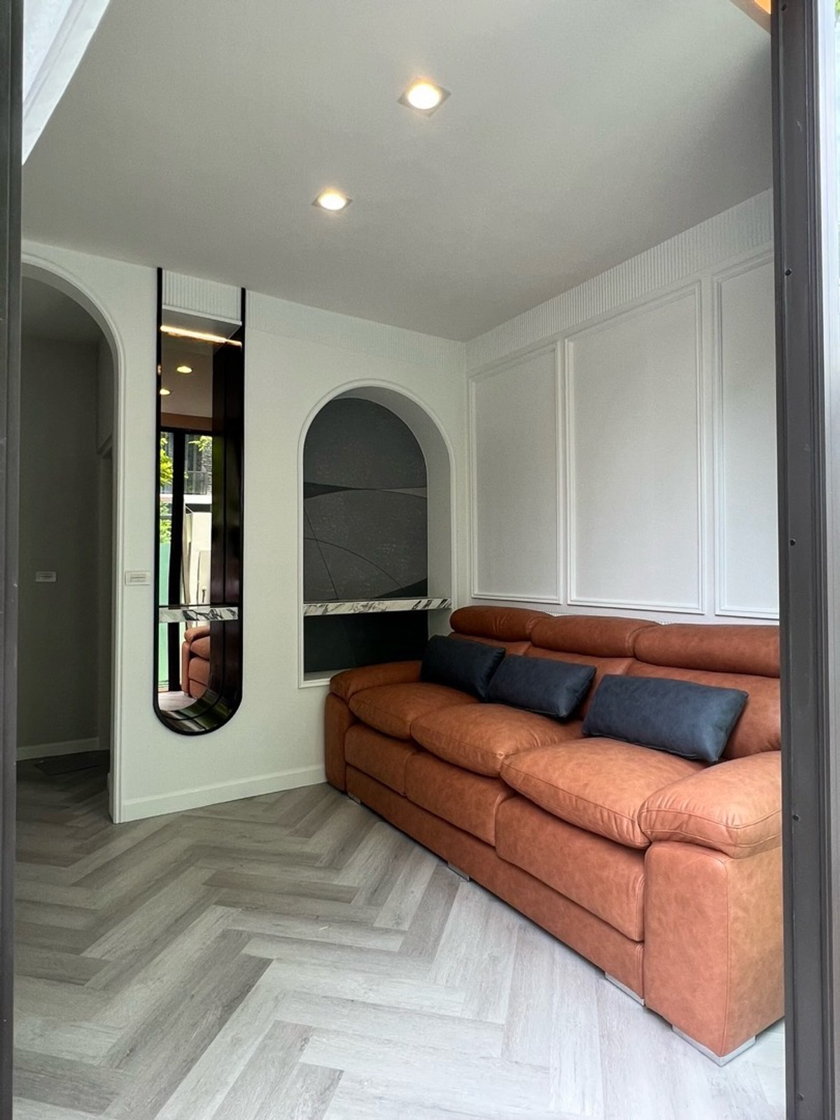 ให้เช่าเลียบทางด่วนรามอินทรา : บ้านแฝด ตกแต่งพร้อมอยู่ เช่า 110,000 บาท