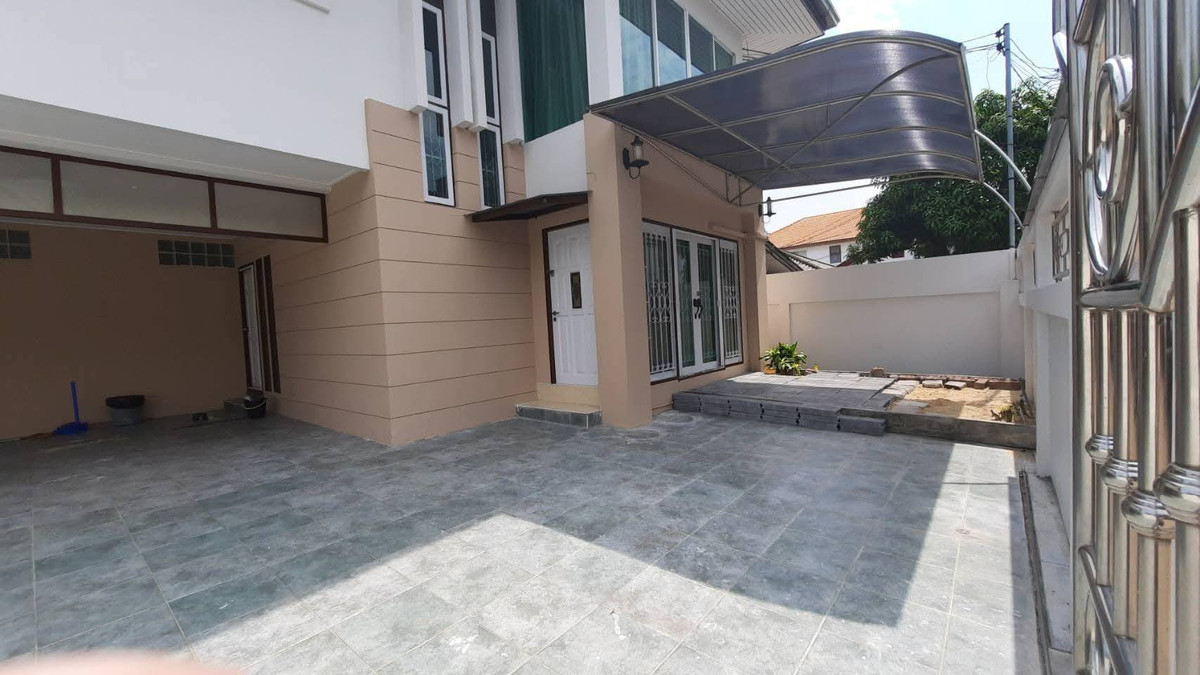 For RentHousePattanakan, Srinakarin : For rent, 2-story detached house, Soi Phatthanakan 50, parking for 6 cars, recently renovated house, good location, ready to move in, price 55,000 baht.