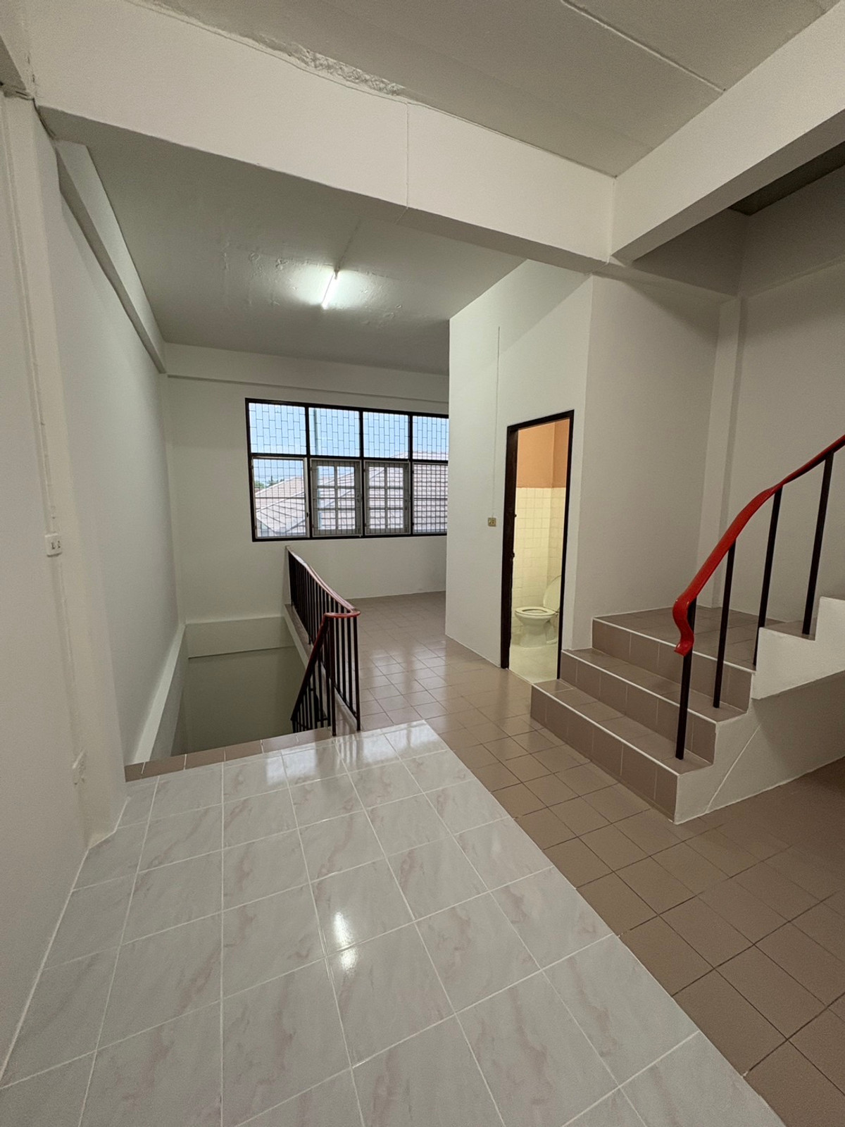 ให้เช่าอาคารพาณิชย์เสรีไทย-นิด้า : ให้เช่า อาคารพาณิชย์ ใกล้ โรงพยาบาลเกษมราษฎร์ รามคำแหง เพียง 3 นาที