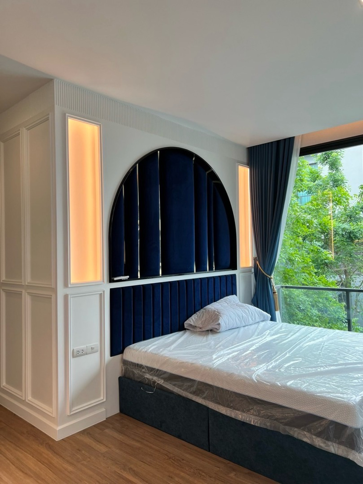 ให้เช่าเลียบทางด่วนรามอินทรา : บ้านแฝด ตกแต่งพร้อมอยู่ เช่า 110,000 บาท