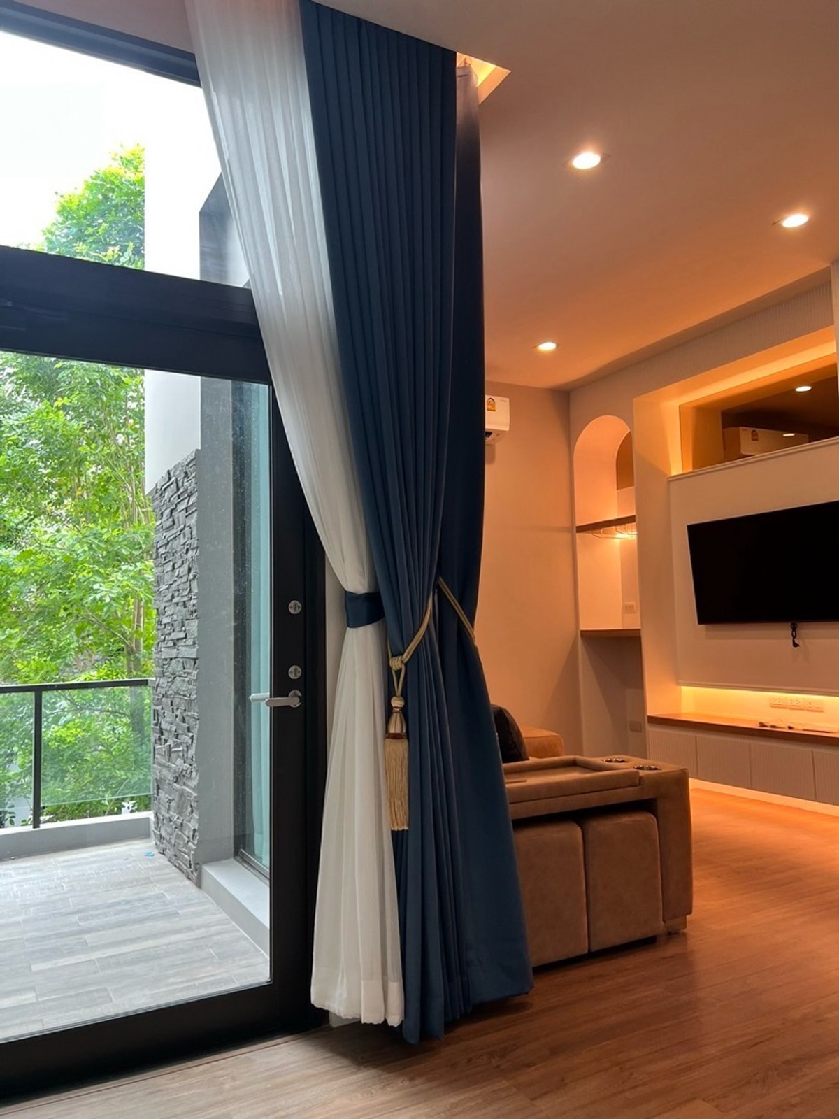 ให้เช่าเลียบทางด่วนรามอินทรา : บ้านแฝด ตกแต่งพร้อมอยู่ เช่า 110,000 บาท