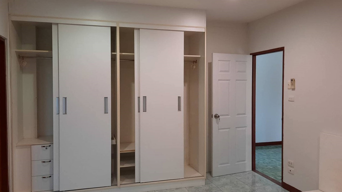 For RentHousePattanakan, Srinakarin : For rent, 2-story detached house, Soi Phatthanakan 50, parking for 6 cars, recently renovated house, good location, ready to move in, price 55,000 baht.