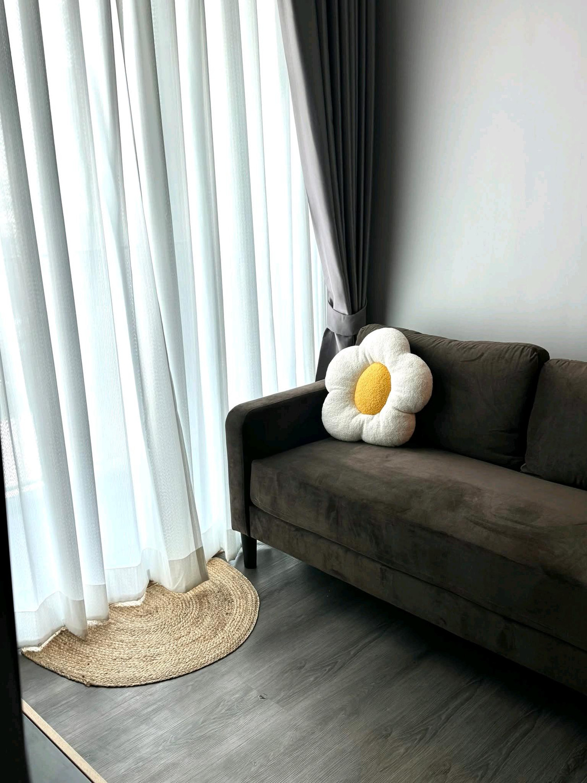 For RentCondoSukhumvit, Asoke, Thonglor : ✨ Modern Loft style condo, Ekkamai location, near Thonglor, convenient travel, in the heart of the city.